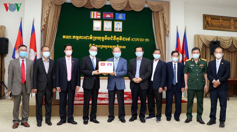 Việt Nam trao hơn 7 tỷ đồng vật tư y tế giúp Campuchia chống Covid-19